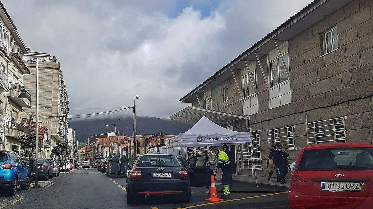 El Concello instaló ayer, de nuevo, la carpa para los test de antígenos delante del centro de salud moañés.   | // GONZALO NÚÑEZ