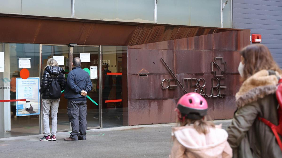 Usuarios entrando en el centro de salud Beiramar, situado en la calle Rosalía de Castro.