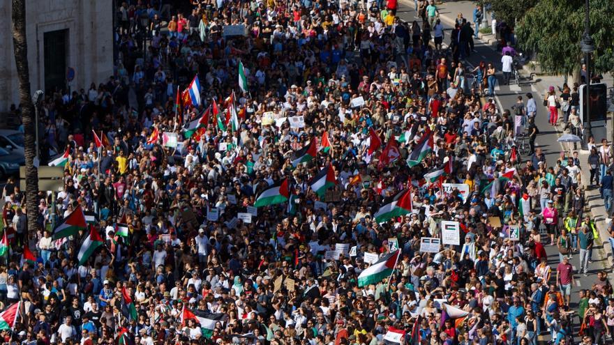 Multitudinaria concentración en València para mostrar apoyo a Palestina