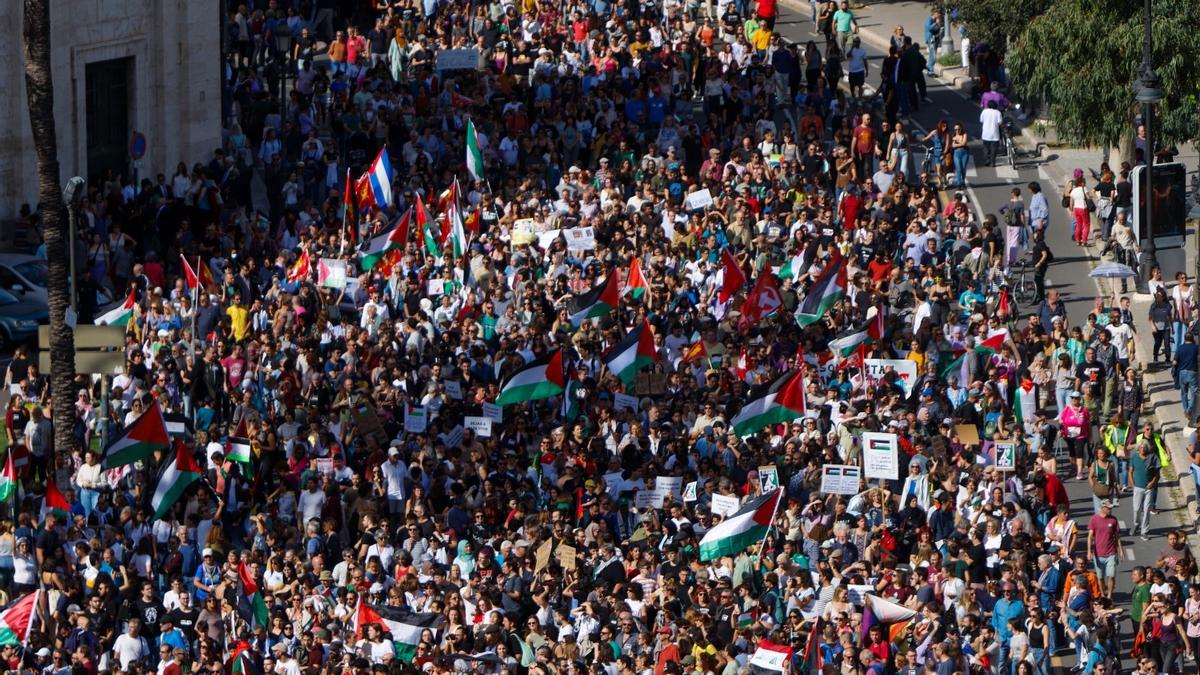 Multitudinaria concentración en València para mostrar apoyo a Palestina.