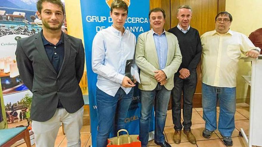 Els dos estudiants premiats. A dalt, l&#039;entrega del premi a Lluís Serra i, a baix, a Marc Morralla. Hi van participar, en ambdós casos, Eduard Bosom, fill de Sebastià Bosom; Xavier Piguillem, regidor de Cultura; Albert Piñeira, alcal-de de Puigcerdà; i Enric Quílez, president del Grup de Recerca de Cerdanya.