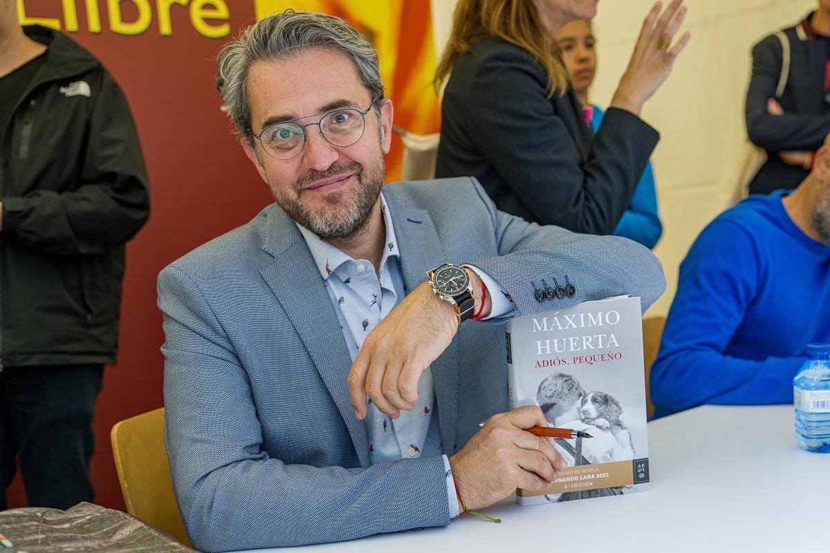 El periodista y escritor Máximo Huerta firma ejemplares de su última novela en la celebración del Día Internacional del Libro, a 23 de abril de 2023, en Barcelona