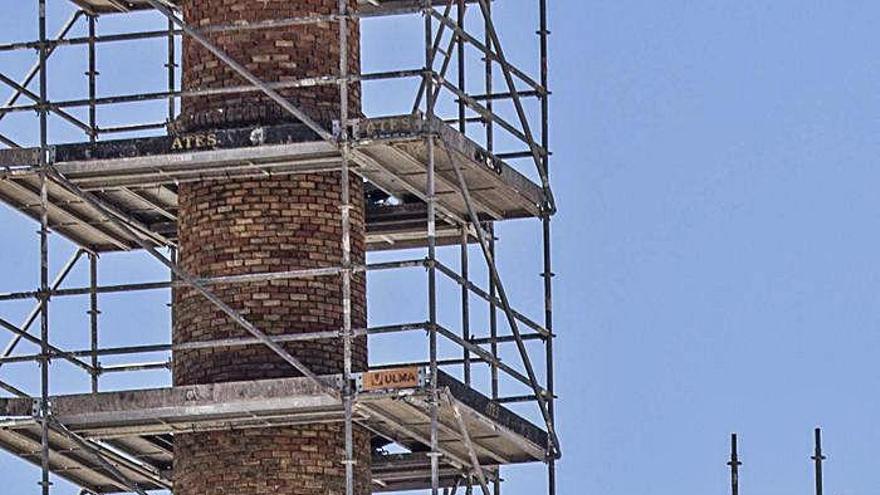 Las dos chimeneas industriales de Benalúa Sur rodeadas de andamios para su restauración. PILAR CORTÉS