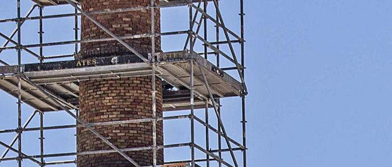 Las dos chimeneas industriales de Benalúa Sur rodeadas de andamios para su restauración. PILAR CORTÉS