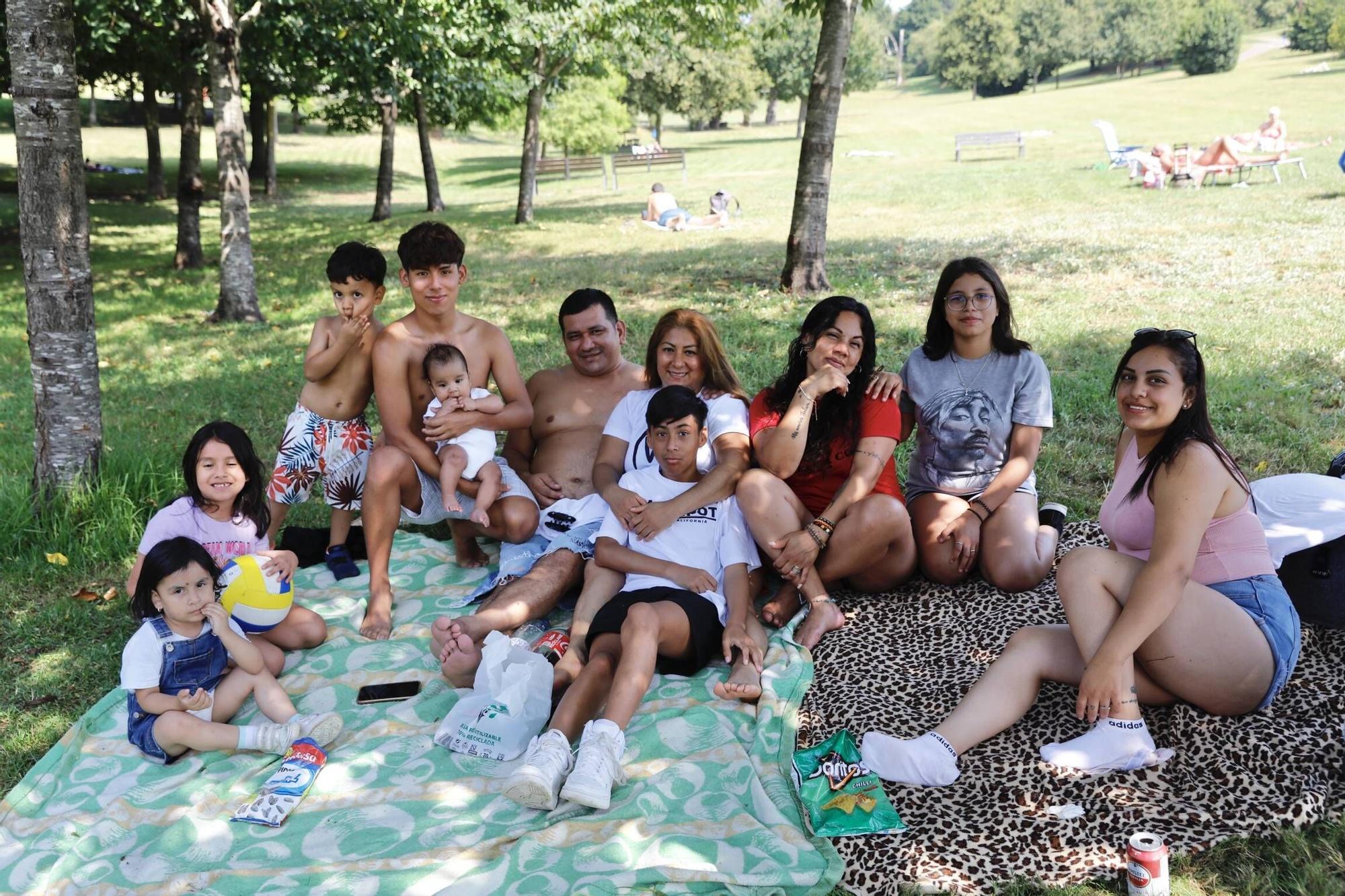 EN IMÁGENES: Los que prefieren el parque a la playa para tomar el sol en Gijón