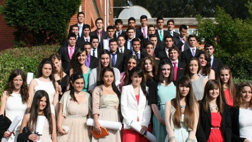 Los graduados del IES de Candás, al finalizar la gala de ayer.