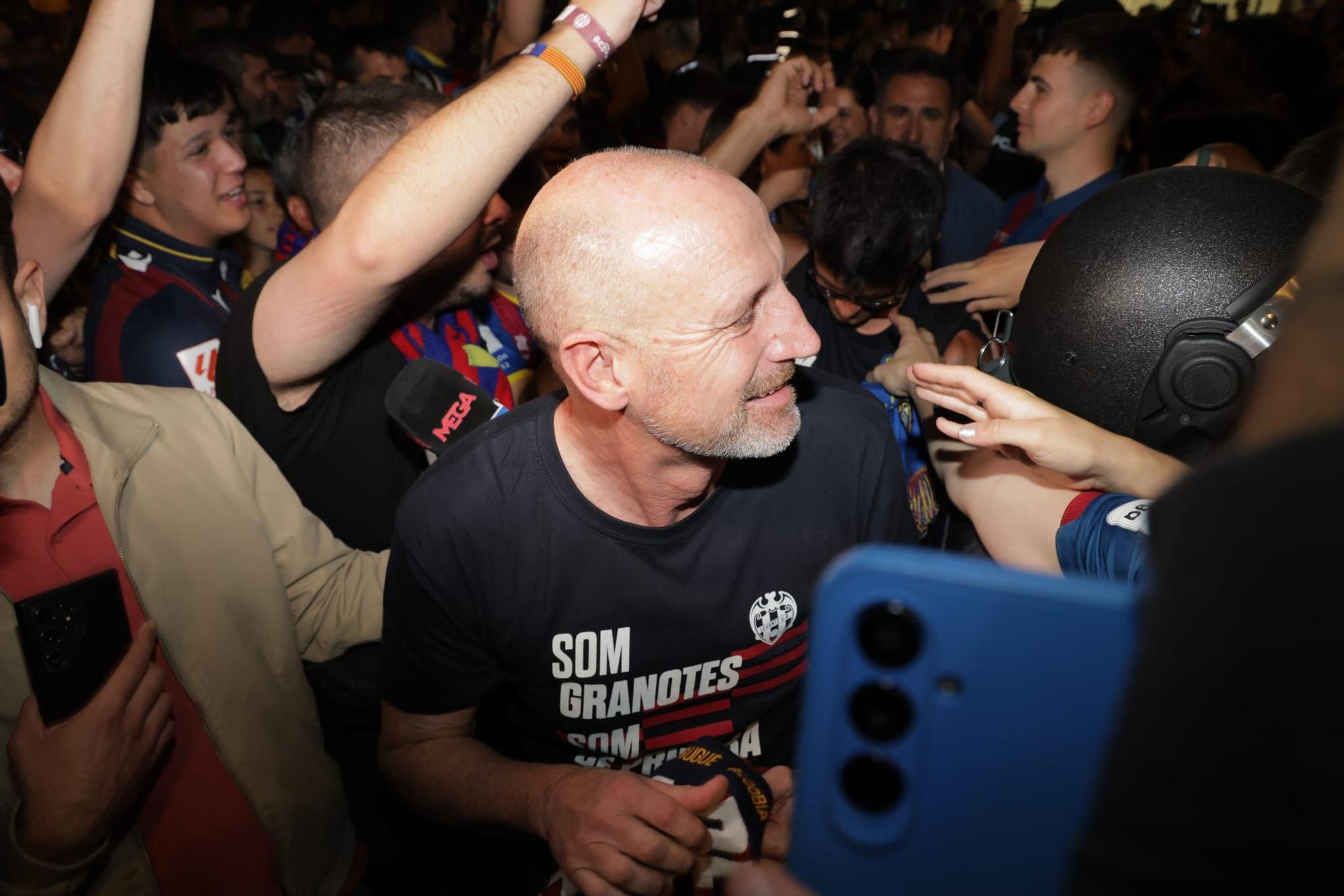 El Levante Ud llega a València tras conseguir el ascenso en Burgos