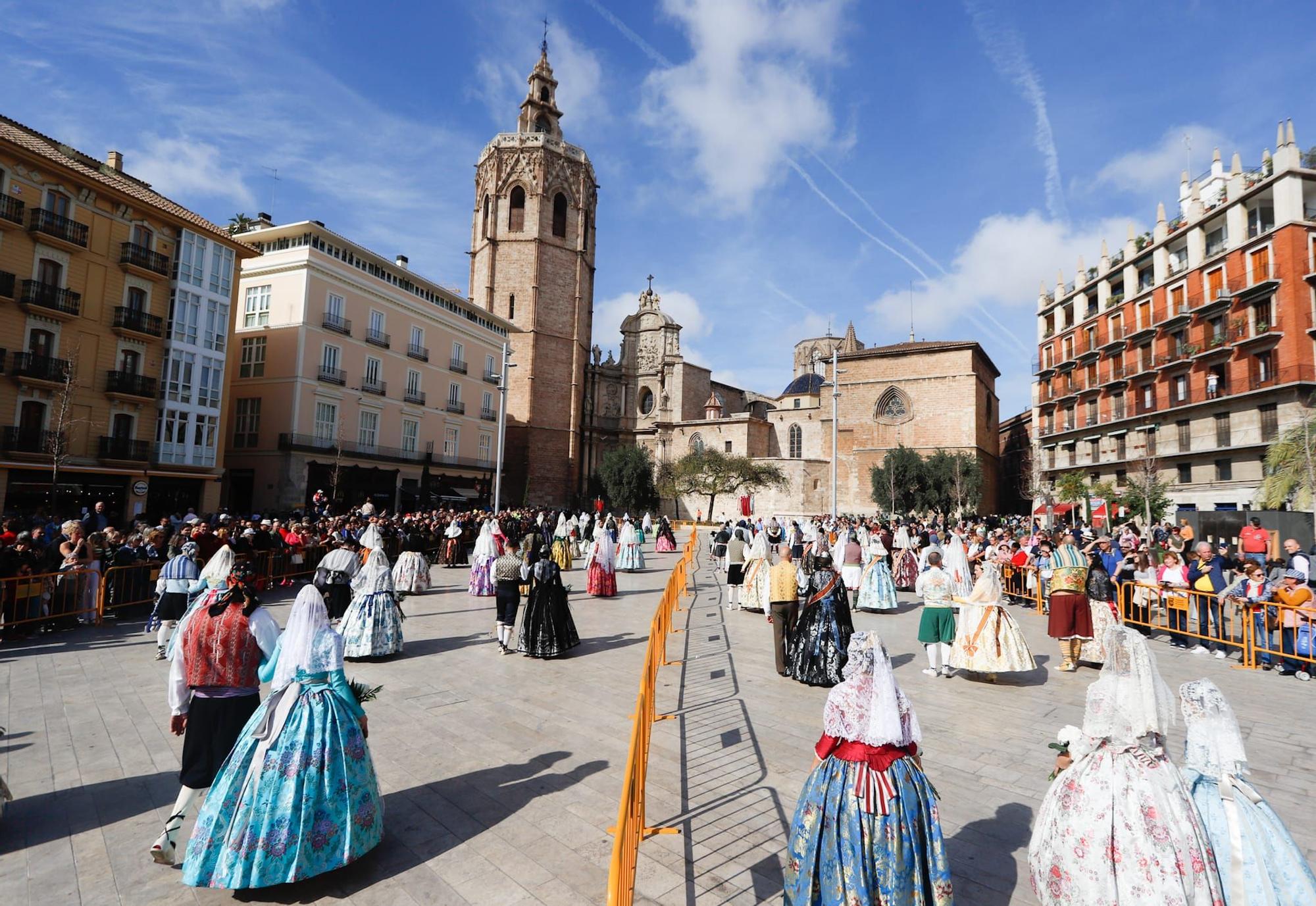 Las primeras comisiones ofrendan a la virgen