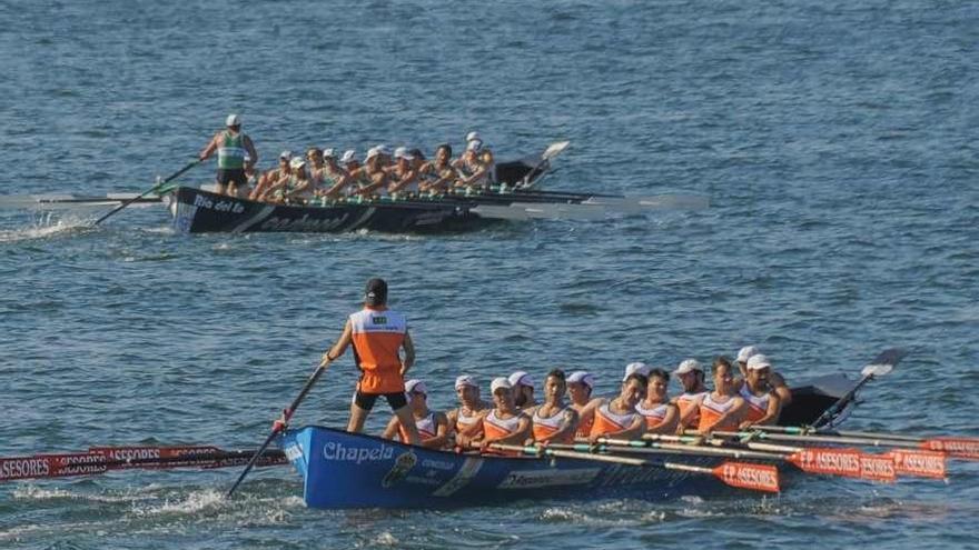 La trainera de Chapela, en primer término, durante la regata de ayer en Vilaxoán. // Iñaki Abella