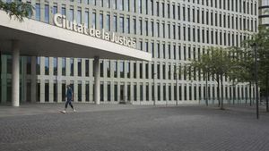 La façana de la Ciutat de la Justícia de Barcelona