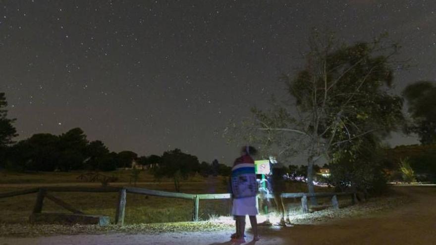 Una mujer observa las perseidas en Sierra Morena.