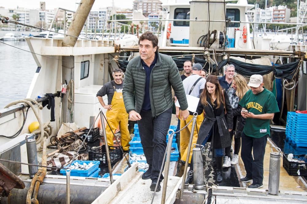 Javier Bardem salpa des del port de Blanes per recollir plàstics del mar