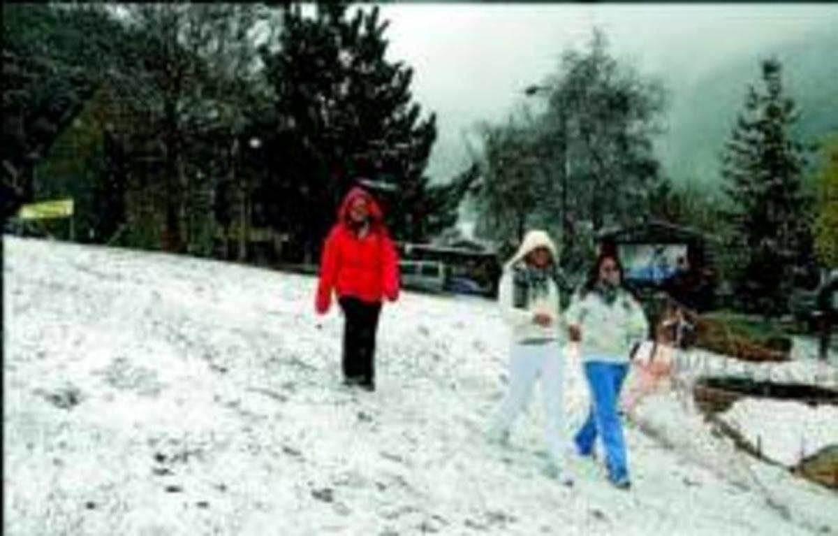 La neu va tenyir de blanc algunes poblacions del Pirineu lleidatà, com Espot, ahir.