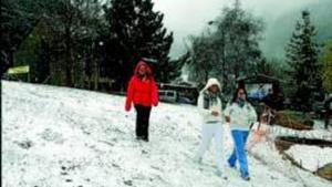 La neu va tenyir de blanc algunes poblacions del Pirineu lleidatà, com Espot, ahir.