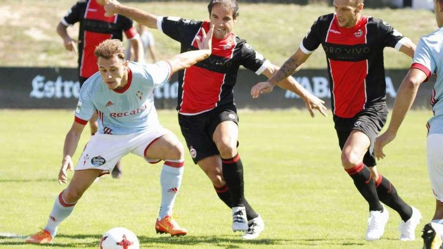 Drazic controla un balón durante un partido del Celta B en Barreiro. // Cristina Ferreira