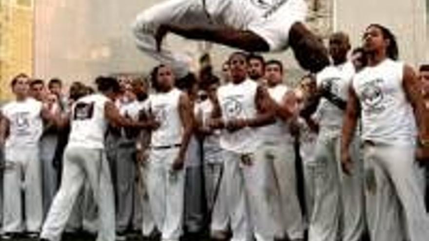 Grupos de capoeira toman las plazas con su música y danzas