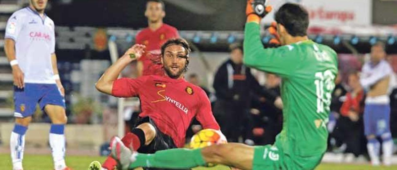 El portero del Zaragoza Bono repele un remate de Bianchi durante el partido del sábado en el Iberostar Estadio.