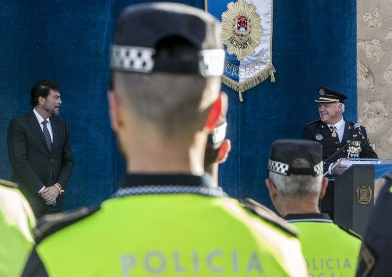 El alcalde de Alicante, Luis Barcala, y el jefe de la Policía Local, José María Conesa, se observan durante una celebración policial en el castillo.