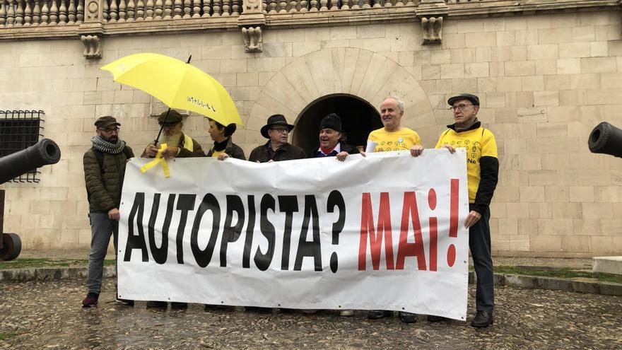 Protesta de los antiautopistas frente al Consolat