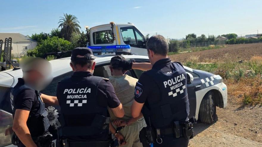 Muerde a un policía y a un vecino tras estrellarse con un coche robado con el que fue haciendo trompos de Espinardo a Llano de Brujas: "Os tengo que matar"