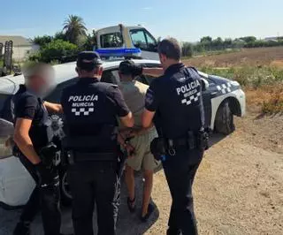 Muerde a un policía y a un vecino tras estrellarse con un coche robado con el que fue haciendo trompos de Espinardo a Llano de Brujas: "Os tengo que matar"