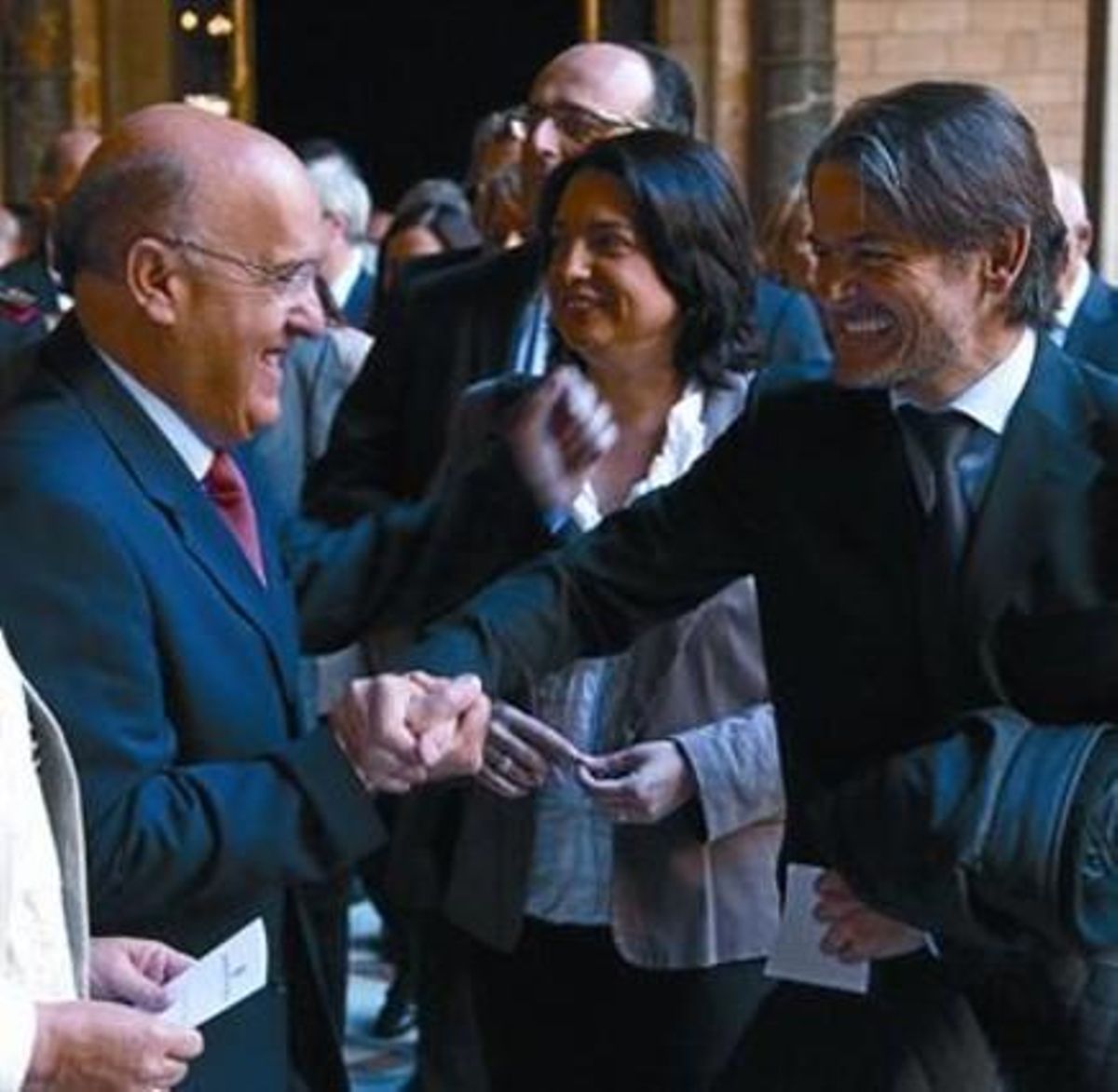 Oriol Pujol saluda efusivament el conseller de Salut, Boi Ruiz, ahir. Oriol Pujol saluda efusivament el conseller de Salut, Boi Ruiz, ahir.