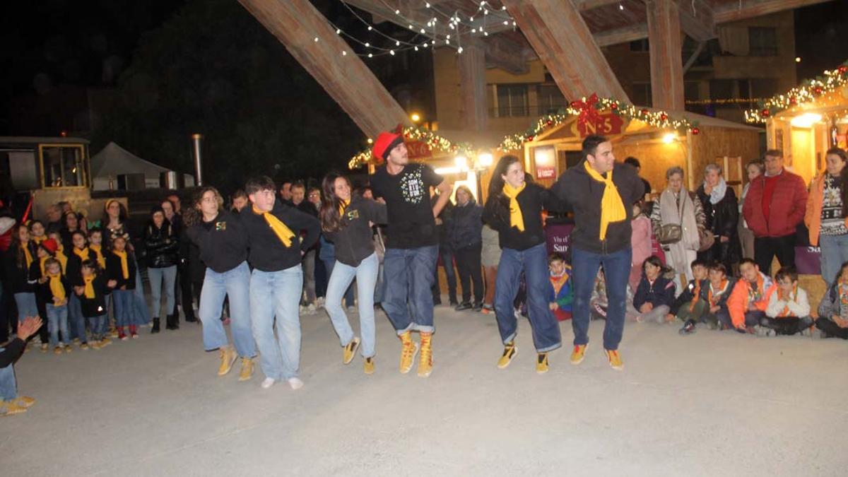 Una de les actuacions de l'esbart Som Riu d'Or al Mercat de Nadal de Sant Fruitós