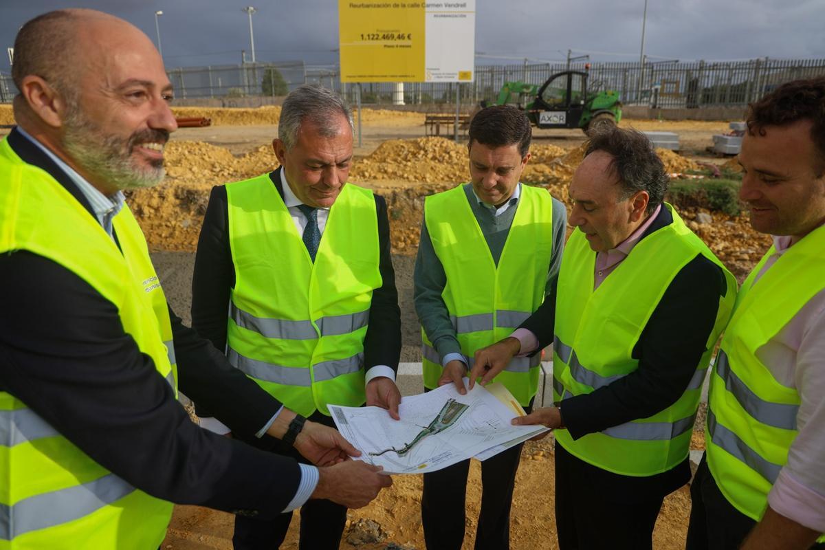 El alcalde de Sevilla, José Luis Sanz, en una visita a las obras de la calle Carmen Vendrell.
