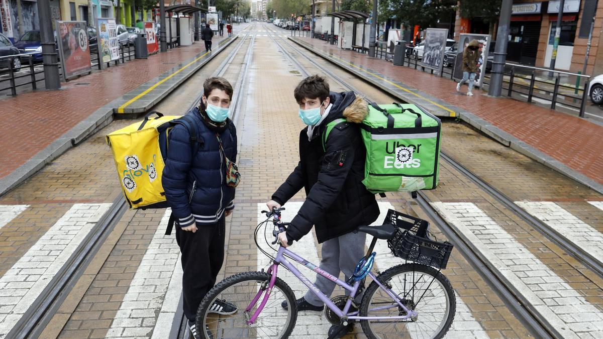 Los servicios de comida para llevar se han visto afectados por las restricciones contra el coronavirus y el toque de queda