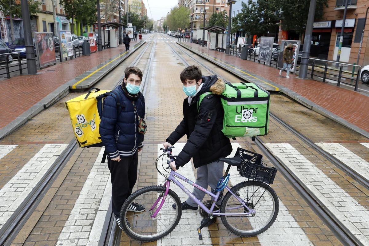 Los servicios de comida para llevar se han visto afectados por las restricciones contra el coronavirus y el toque de queda