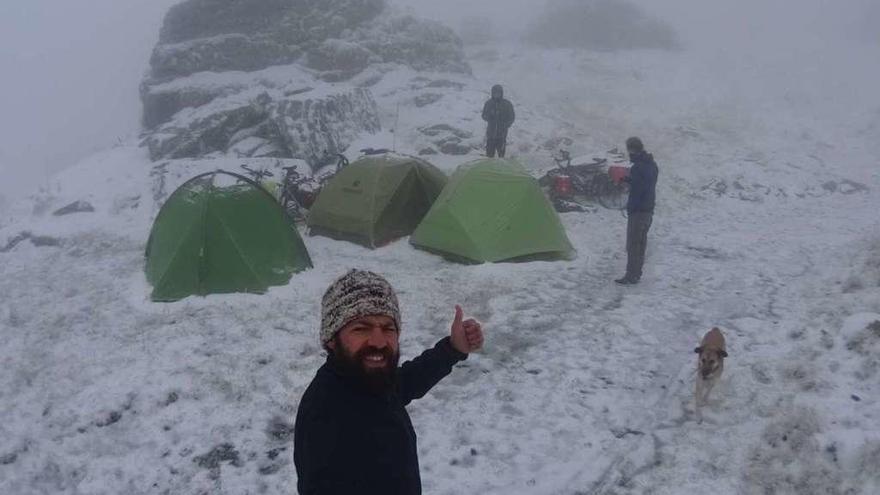 El zamorano Pablo García, durante su acampada en los Cárpatos, en la zona de Rumanía, donde le sorprendió una gran nevada.