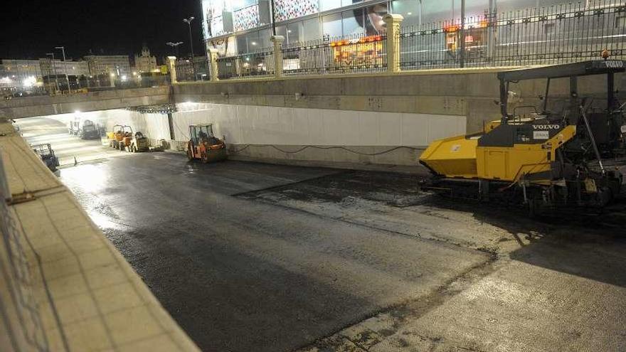 Obras, en horario nocturno, en el túnel de la Marina.