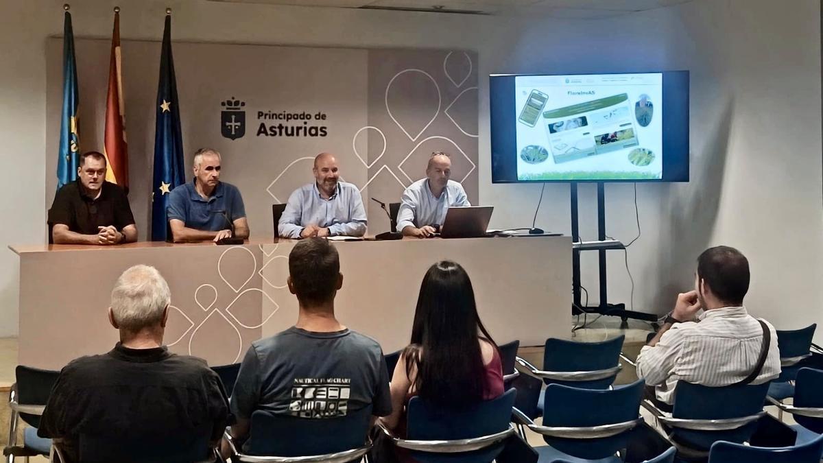 El director general de Planificación Agraria Marcos da Rocha (tercero desde la izquierda) y el director del Centro de Alerta y Control de Plagas y Especies Invasoras Eloy Álvarez (a su derecha), durante la presentación de la iniciativa FloraInvAS