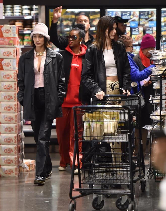 Kendall Jenner empujando el carrito de la compra en un súper de Nueva York acompañada por Bella Hadid