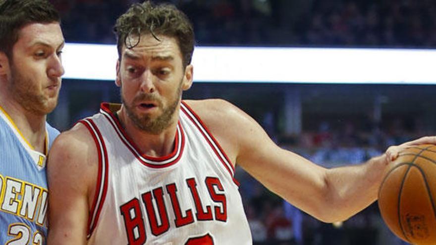 Pau Gasol ataca frente a Jusuf Nurkic.