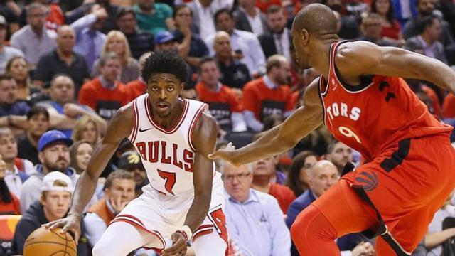 Serge Ibaka junto a Justin Holiday, de los Bulls.