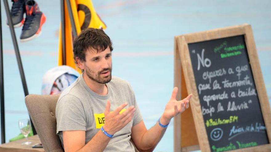 El baloncestista vasco congregó a más de un centenar de personas, que le escucharon atentamente e interactuaron con él en el Pabellón Polideportivo de Buenavista del Norte.