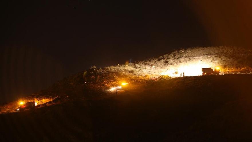 Efectivos del Cuerpo de Extinción de Incendios trabajando en la ladera del Castillo donde se produjo el incendio ayer.