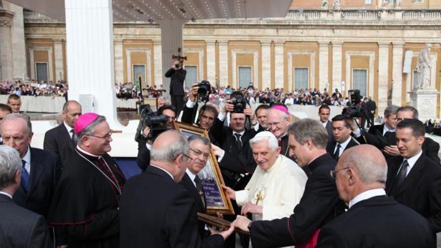 Su Santidad Benedicto XVI con las autoridades caravaqueñas durante una visita de éstas al Vaticano