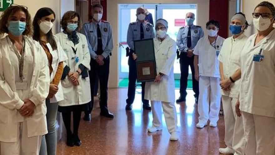 Els Mossos lliuren una placa commemorativa al Servei d&#039;Oncologia de l&#039;hospital Sant Bernabé de Berga