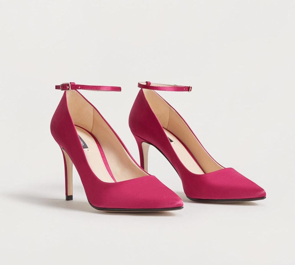 Zapatos de invitada: salones con pulsera magenta