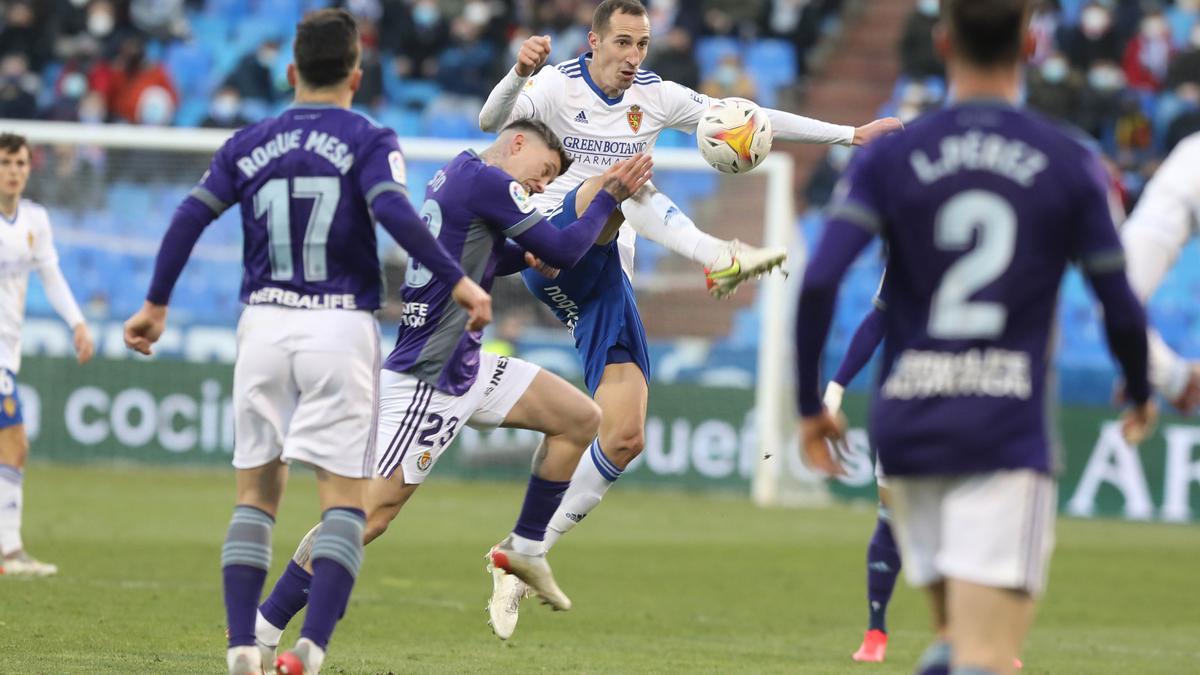 Petrovic disputa un balón con Cristo en el partido del sábado ante el Valladolid.