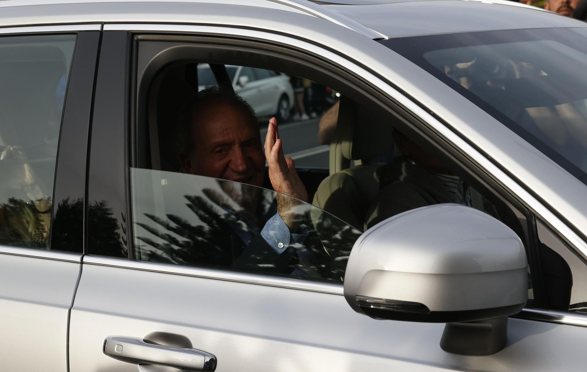 El rey Juan Carlos dice con un gesto que todo bien al llegar a casa de Campos
