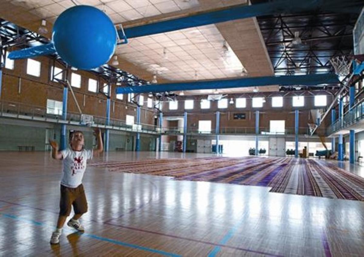 Un nen juga amb una pilota del gimnàs del poliesportiu de Montigalà, divendres. Un nen juga amb una pilota del gimnàs del poliesportiu de Montigalà, divendres.