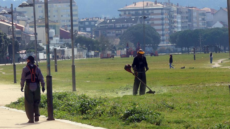 Las playas de Vilagarcía se ponen a punto para ofrecer su mejor aspecto en Semana Santa