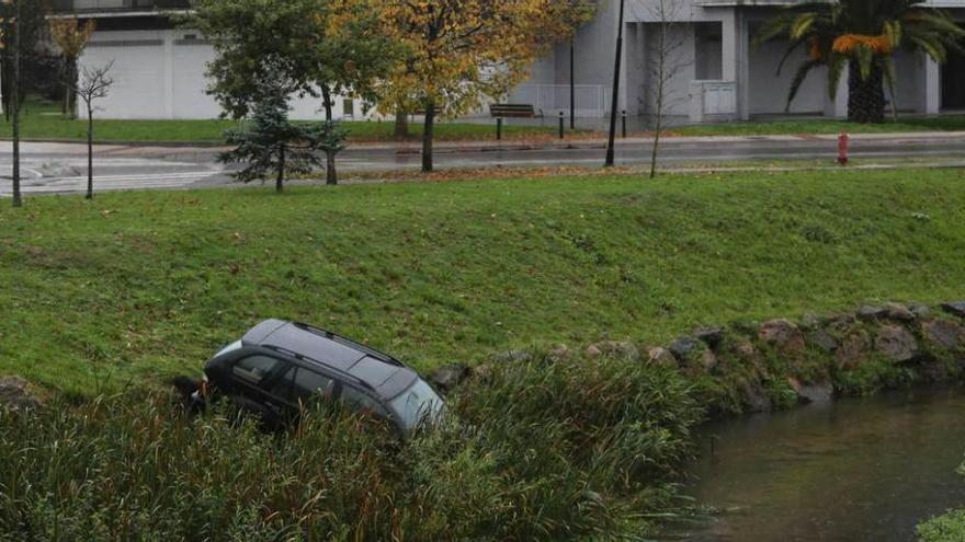 Coche al agua en el río Raíces