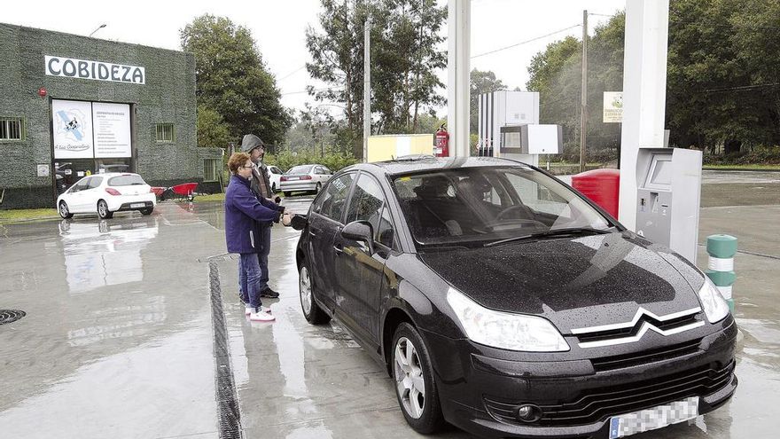 Gasolinera cooperativa en la comarca del Deza. // Bernabé/Javier Lalín