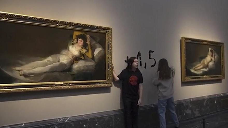 Dues activistes s&#039;enganxen als quadres de «Las majas» de Goya al Museu del Prado