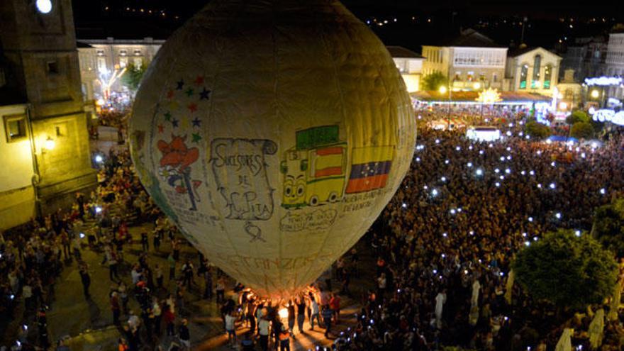 Lanzamiento del globo de papel en la celebración de San Roque.