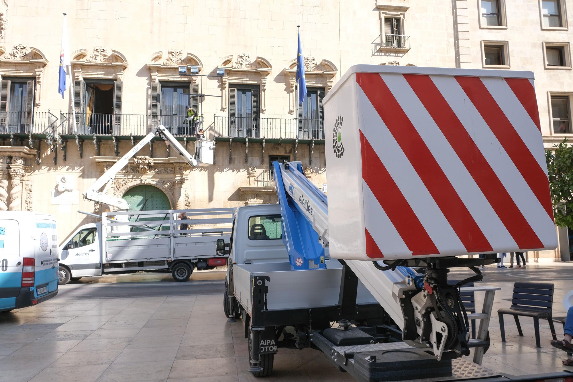 Instalación de luces de Hogueras en la plaza del Ayuntamiento